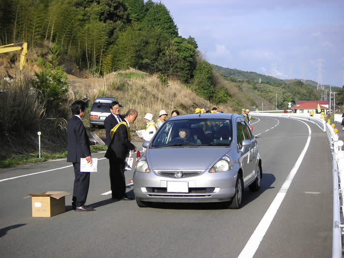 平成25年春の全国交通安全運動街頭啓の様子