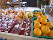 共栄花の里産品所で販売している果物の写真