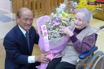 100歳長寿祝いの様子