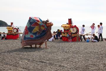 浜での獅子舞