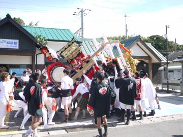 切目駅前での競合い